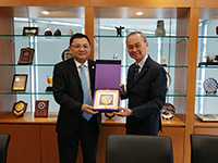 Prof. Fok Tai-fai, Acting Vice-Chancellor of CUHK (right) presents a souvenir to Prof. Wang Enke, President of SCNU.